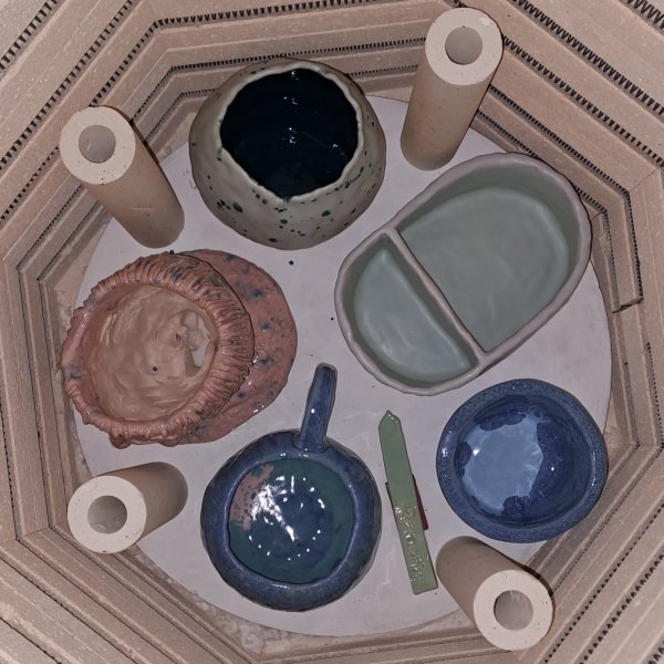 Glasieren der Keramikwerke aus dem Workshop Keramikdosen